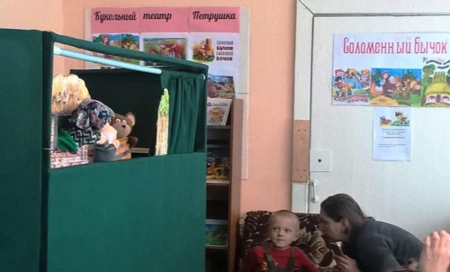 Премьера кукольного представления «Соломенный бычок» в Петровской сельской библиотеке_2