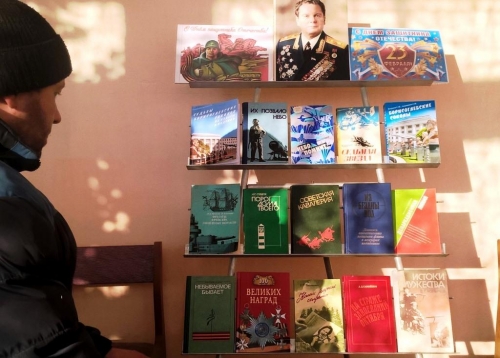 Книжные выставки ко Дню защитника Отечества в Петровской сельской библиотеке_2
