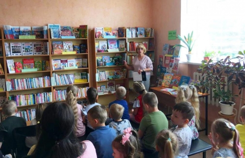 Экскурсия по библиотеке «Мир книги – в мир детства»_1